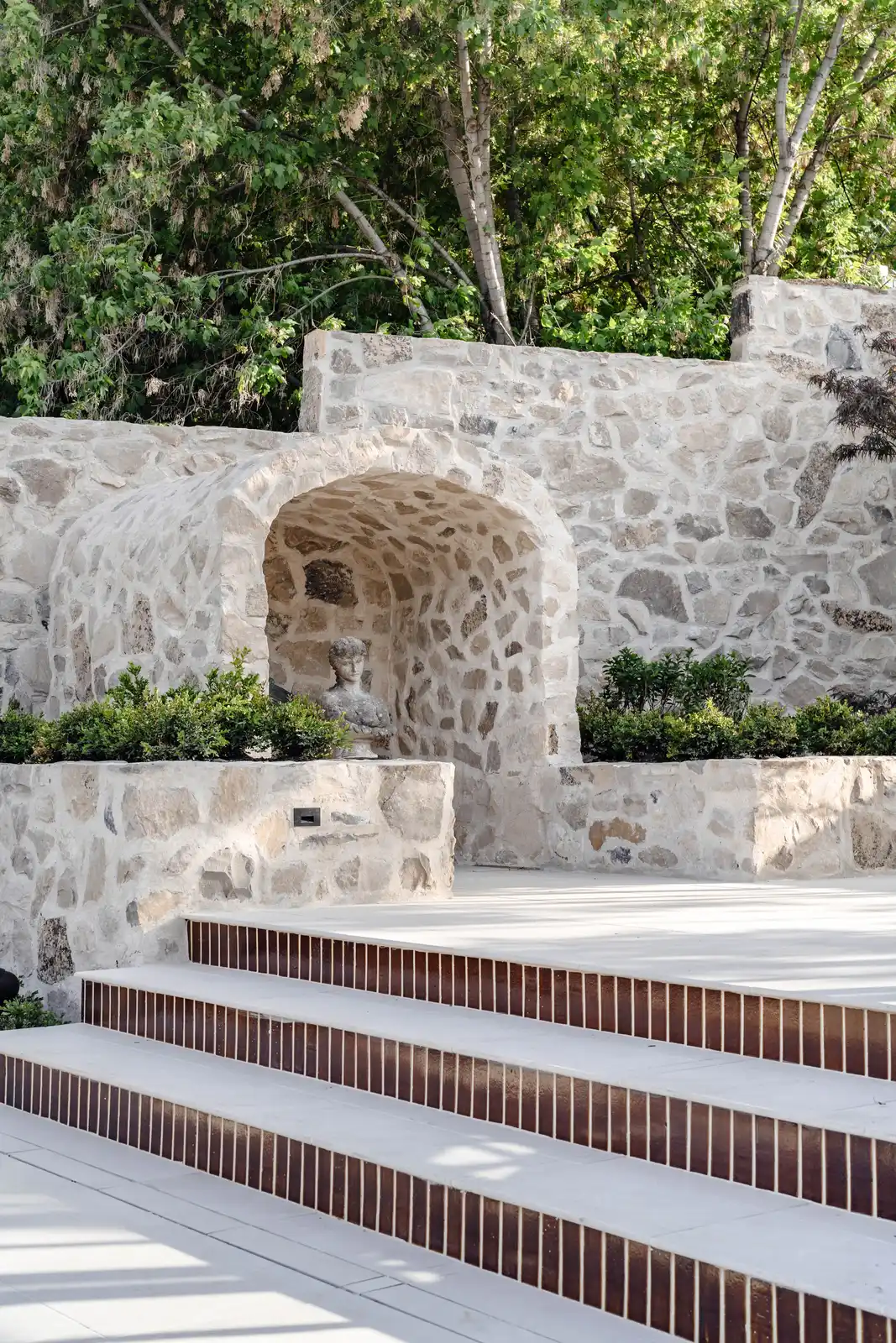 The estate, in full, photo 3 of 8
